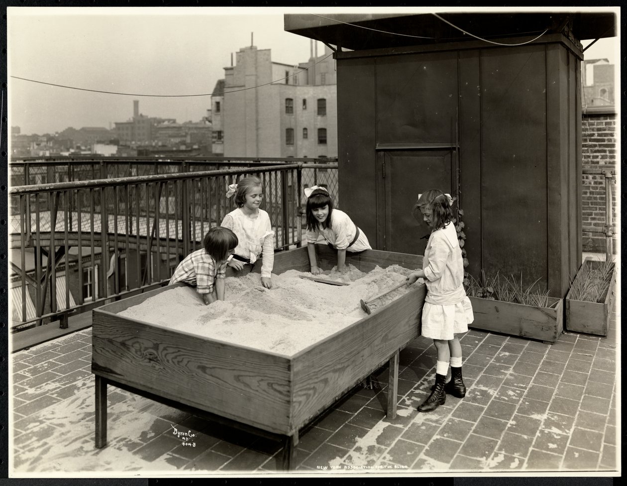 Blinda flickor som leker i sandlåda på taket av New York Association for the Blind, 111 East 59th Street, New York, 1926 (silvergelatintryck) av Byron Company