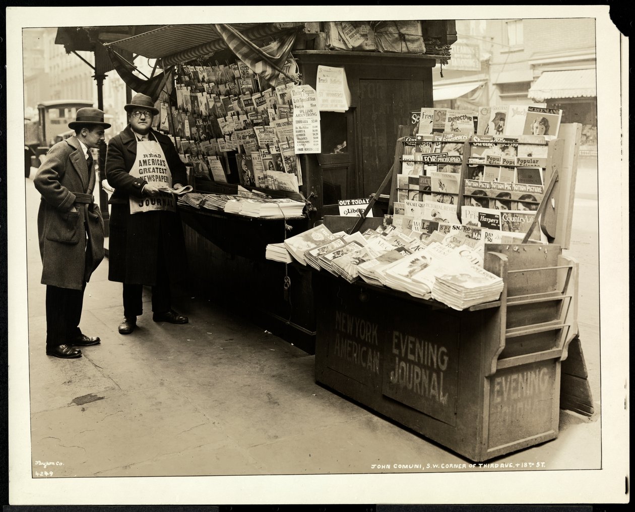 Den blinde tidningshandlaren John Comuni i sin monter vid 3rd Avenue och 18th Street, New York, 1926 (silvergelatintryck) av Byron Company