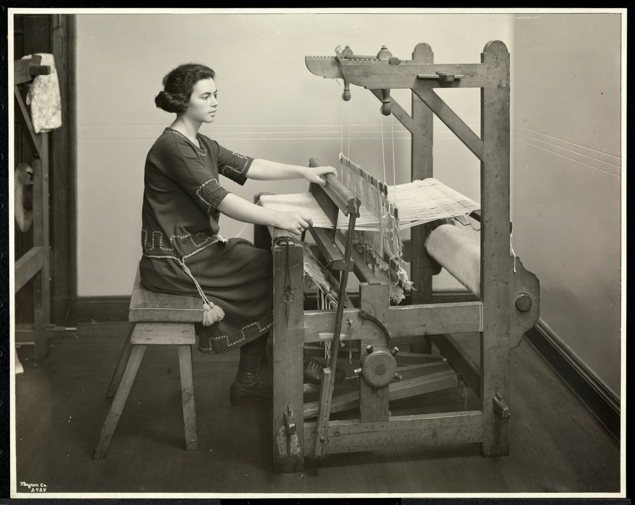 Blind kvinna som arbetar vid en vävstol på New York Association for the Blind, 111 East 59th Street, New York, 1926 (silvergelatintryck) av Byron Company