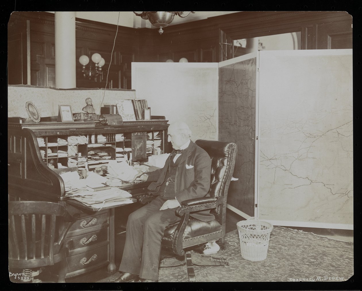 Chauncey Depew på sitt kontor, 1898 (silvergelatintryck) av Byron Company
