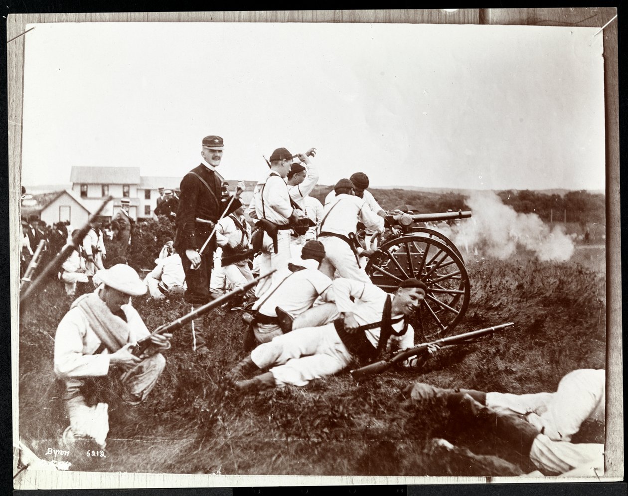 Kopia av ett tidigare foto av soldater från New York Naval Reserves inblandade i en skenstrid med vapen och kanoner, Fishers Island, New York, 1917 (silvergelatintryck) av Byron Company