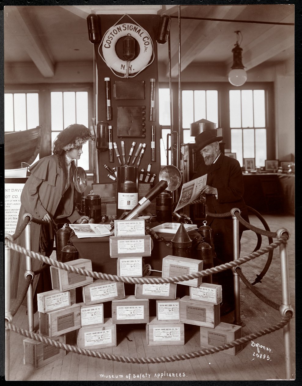 Utställning av Coston Signal Co. på Museum of Safety Appliances vid American Institute of Social Service, New York, 1908 (silvergelatintryck) av Byron Company
