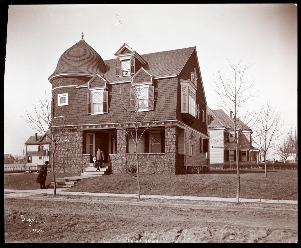 Exteriörvy av Edgar Smiths, författares bostad i Elmhurst, Long Island, 1902-3 (silvergelatintryck) av Byron Company