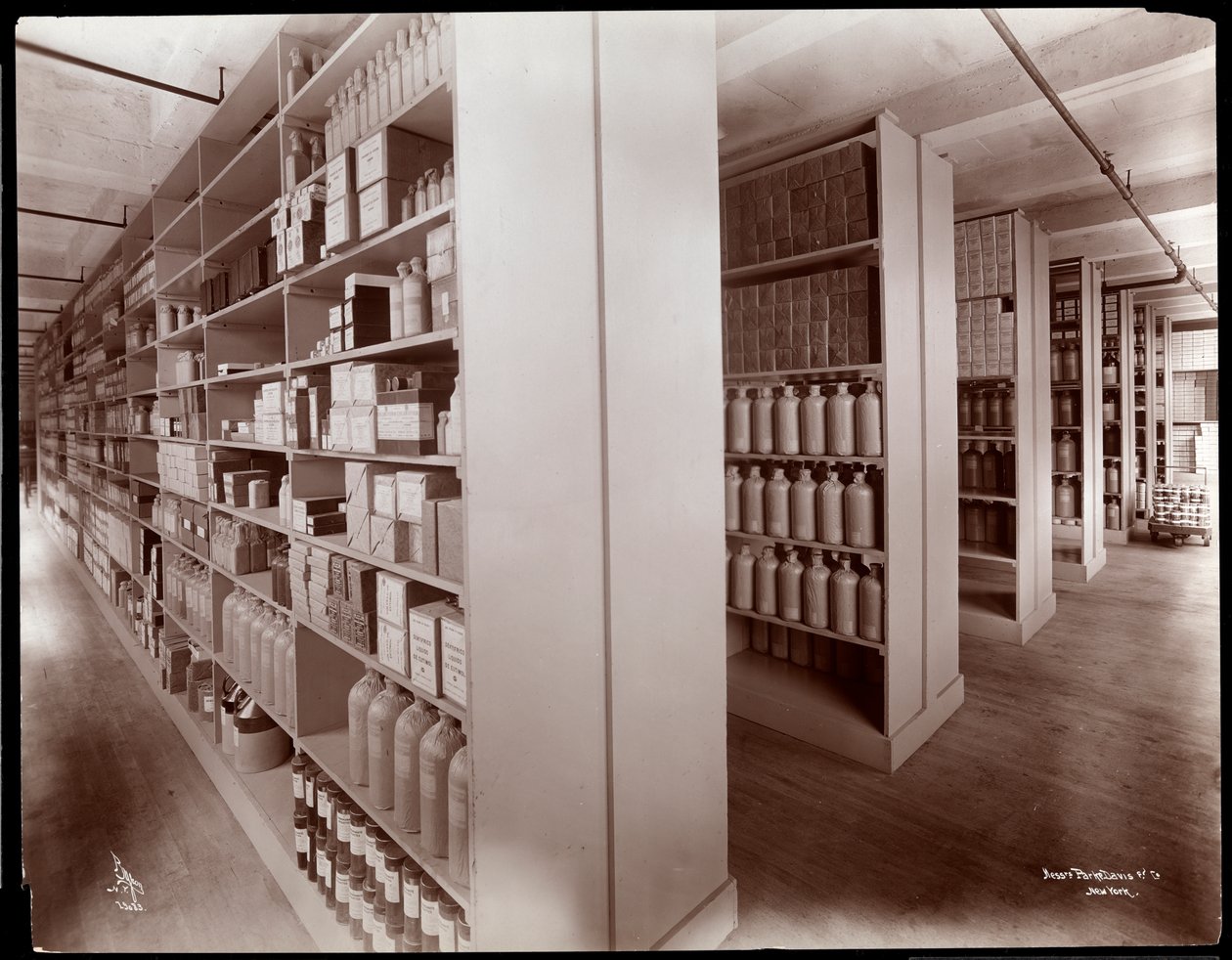 Interiörvy av ett kemiskt lagerrum i Parke, Davis und Co., kemister, Hudson und Vestry Streets, New York, 1910 (silvergelatintryck) av Byron Company
