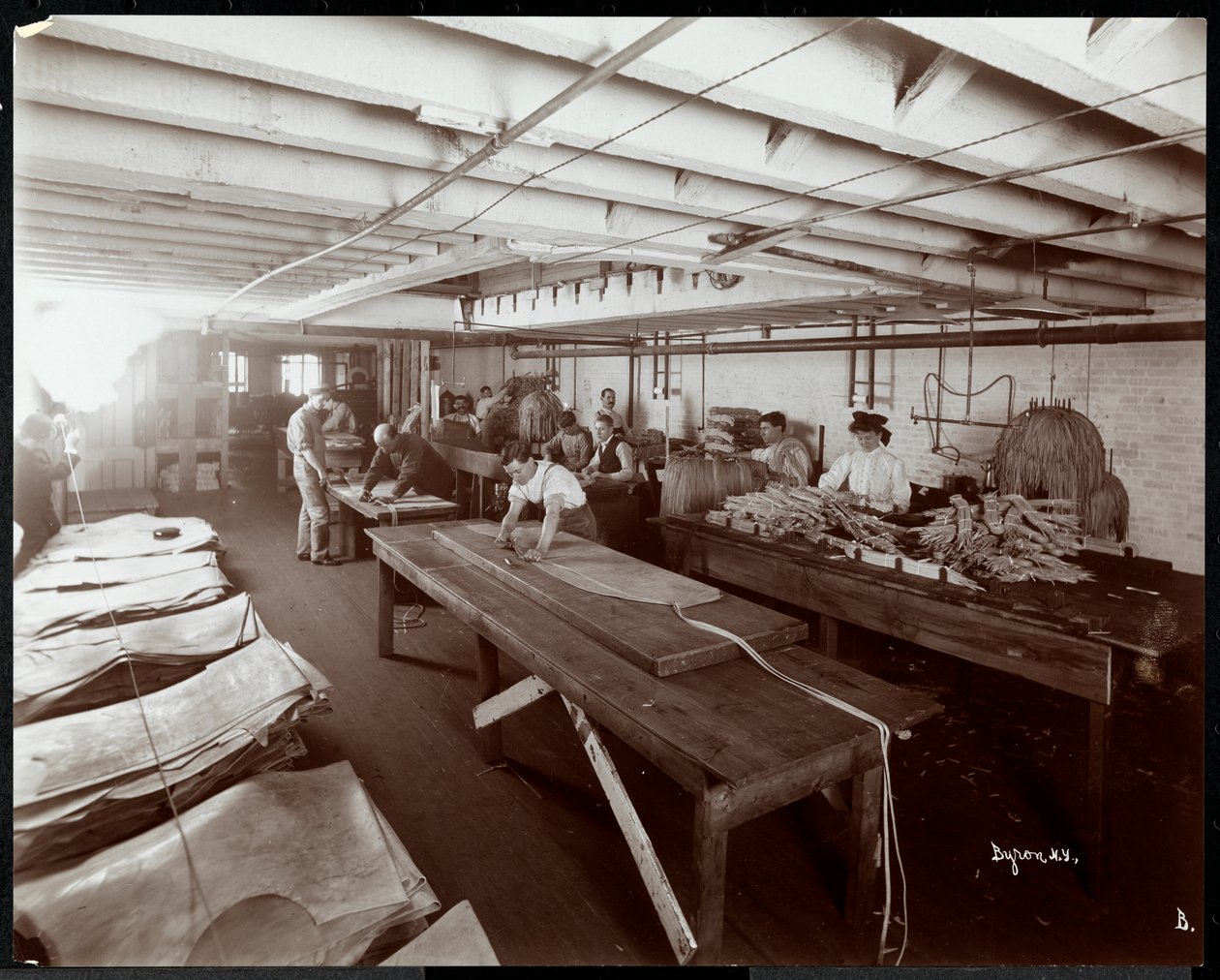 Interiörvy av New York Leather Belting Co., New York, 1906 (silvergelatintryck) av Byron Company