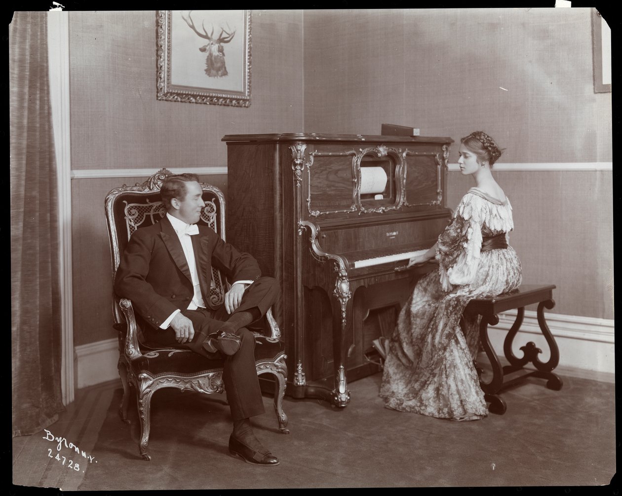 Man och kvinna som spelar piano, New York, 1907 (silvergelatintryck) av Byron Company