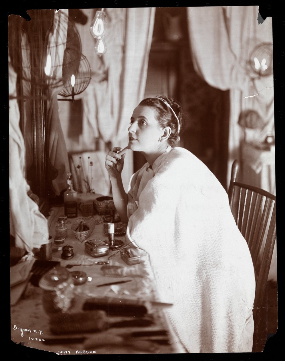 May Robson, 1901 (silvergelatintryck) av Byron Company