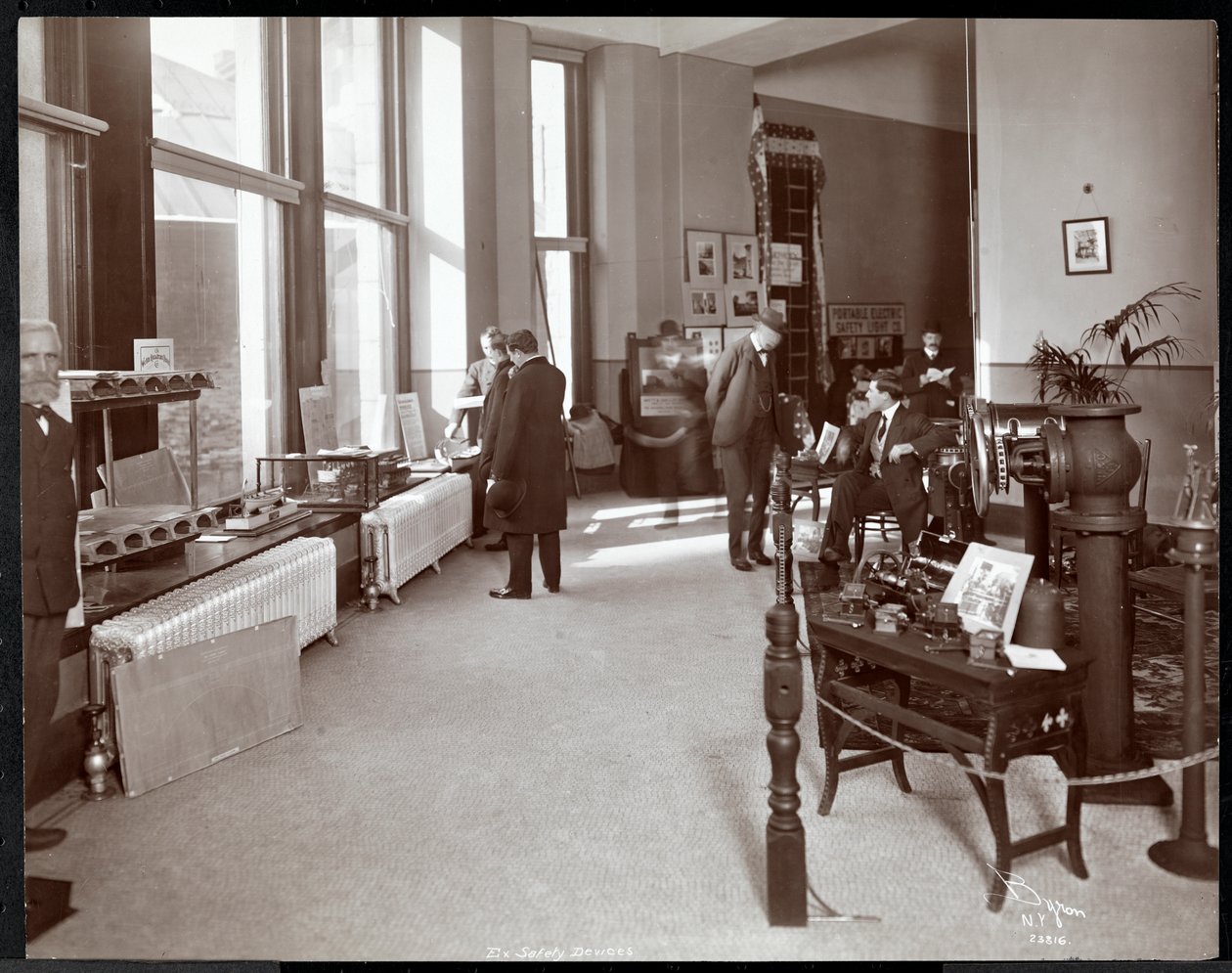 Män på en utställning av säkerhetsanordningar vid American Institute of Social Service, New York, 1906-07 (silvergelatintryck) av Byron Company