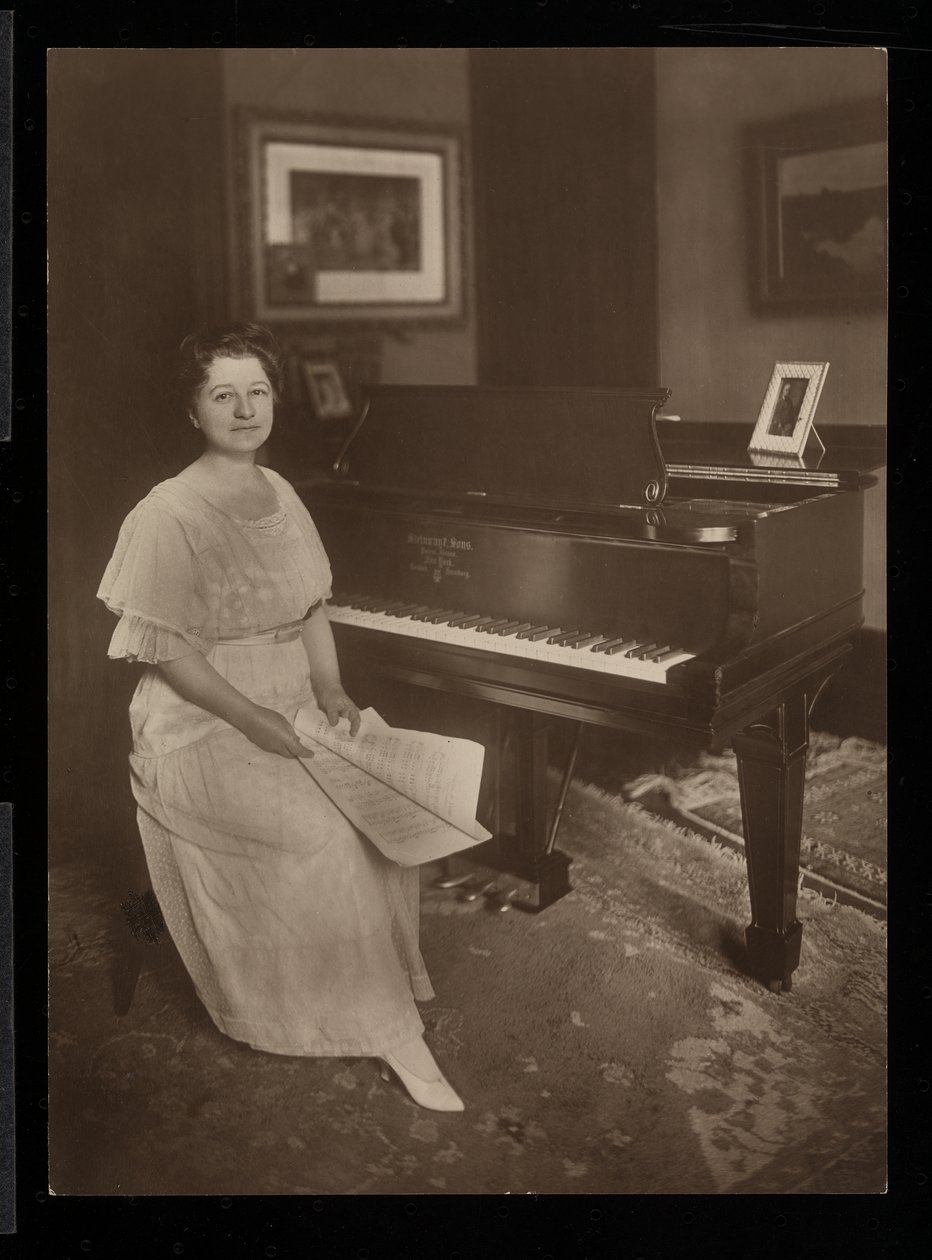 Miss Murray Louise Todd, 1915-6 (silvergelatintryck) av Byron Company