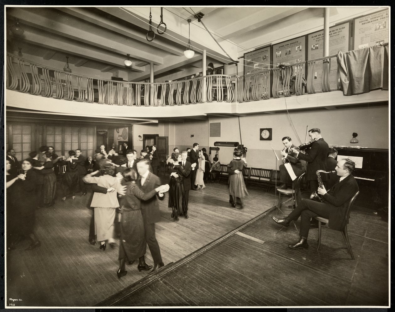 Månadsdans på New York Association for the Blind, 111 East 59th Street, New York, 1926 (silvergelatinprint) av Byron Company