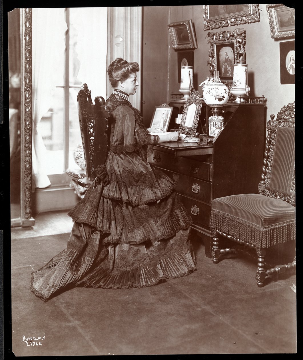Mrs. K. Duer vid sitt skrivbord, New York, 1906 (silvergelatintryck) av Byron Company