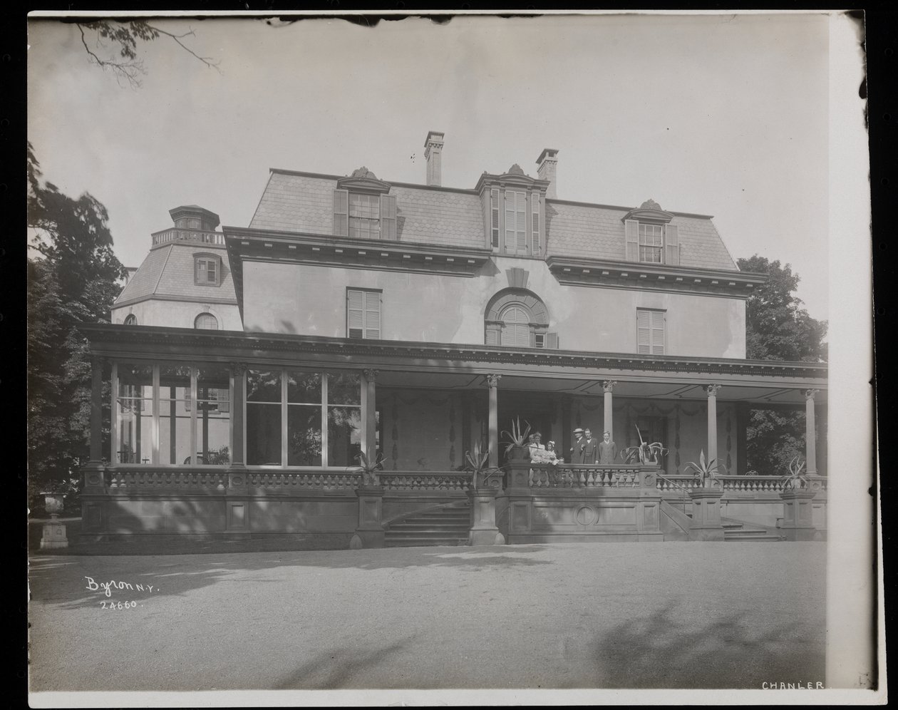 Människor som står på verandan till Astor Chanlers bostad i Barrytown, New York, 1907 (silvergelatinprint) av Byron Company