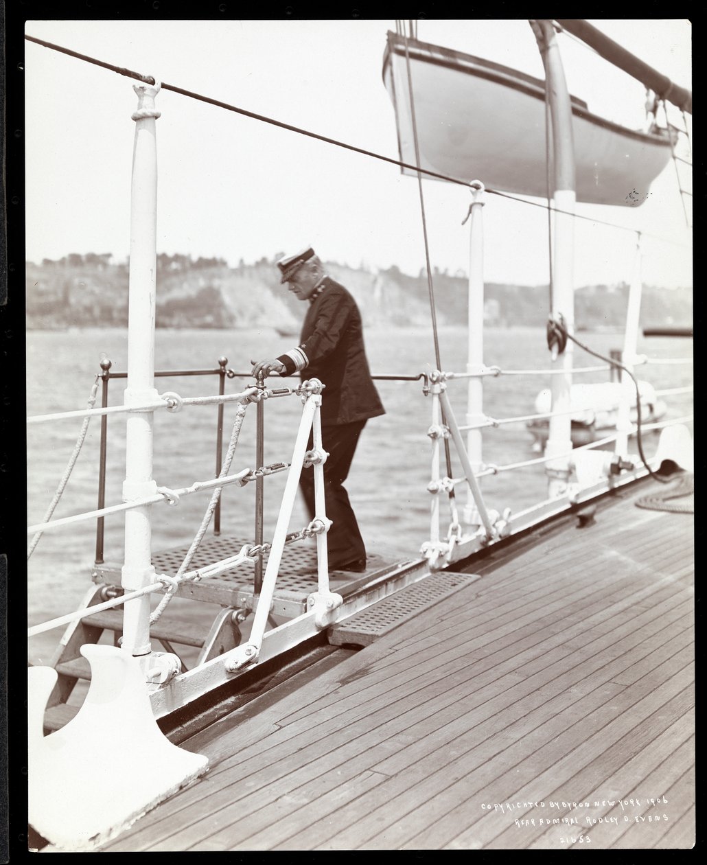 Konteramiral Robley Dunglison Evans på däck på U.S.S. Maine, 1906 (silvergelatintryck) av Byron Company