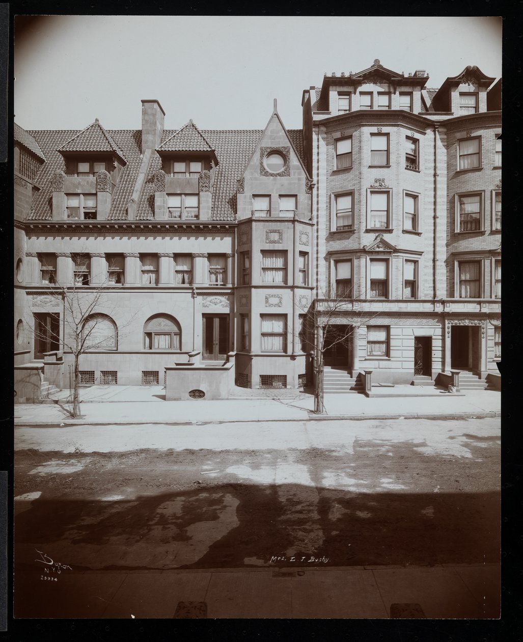 The Mrs Leonard J. Busby residens på 25 Montgomery Place, Brooklyn, New York, 1907 (silvergelatintryck) av Byron Company