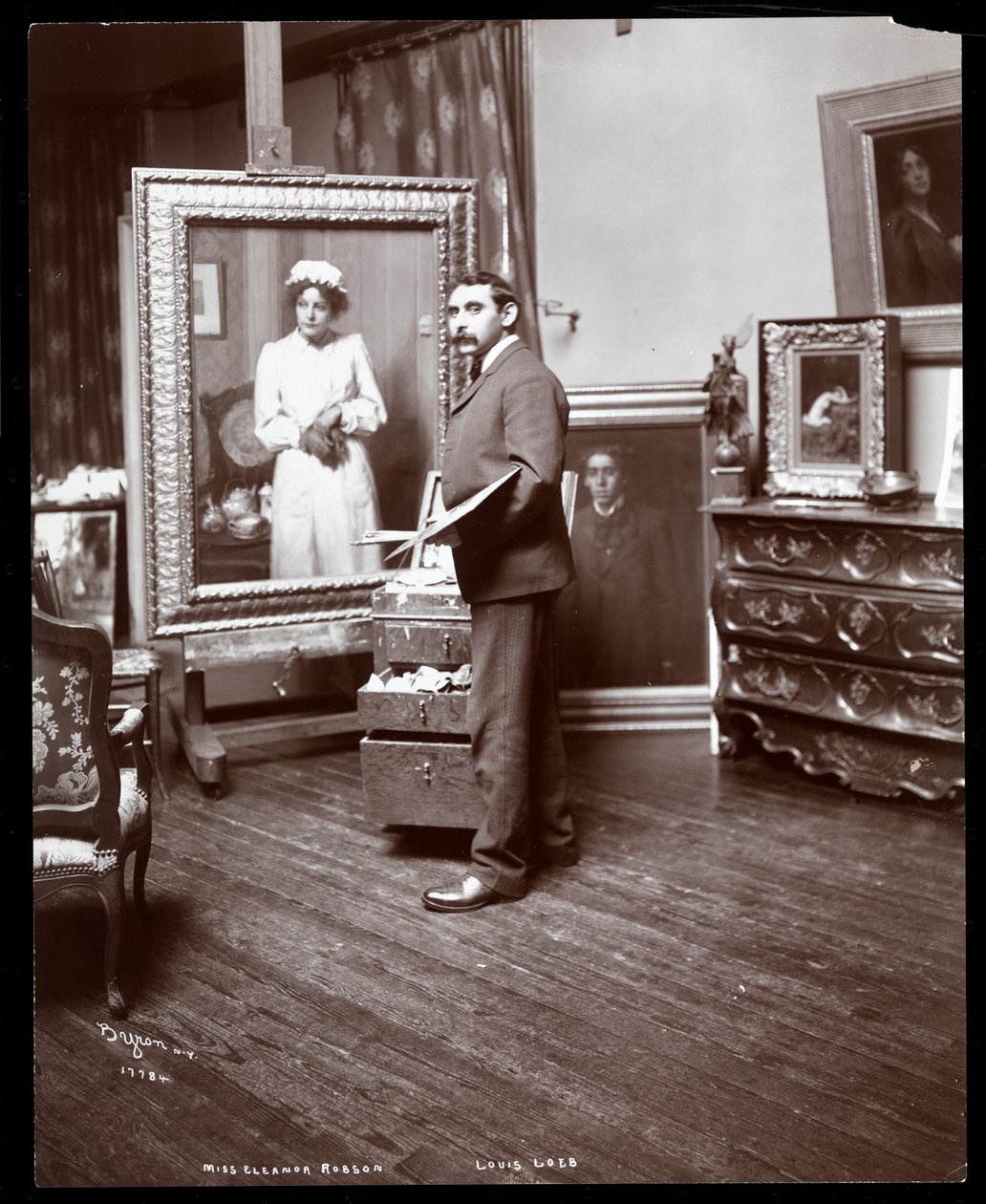 Konstnären Louis Loeb målar ett porträtt av Eleanor Robson (silvergelatintryck) av Byron Company