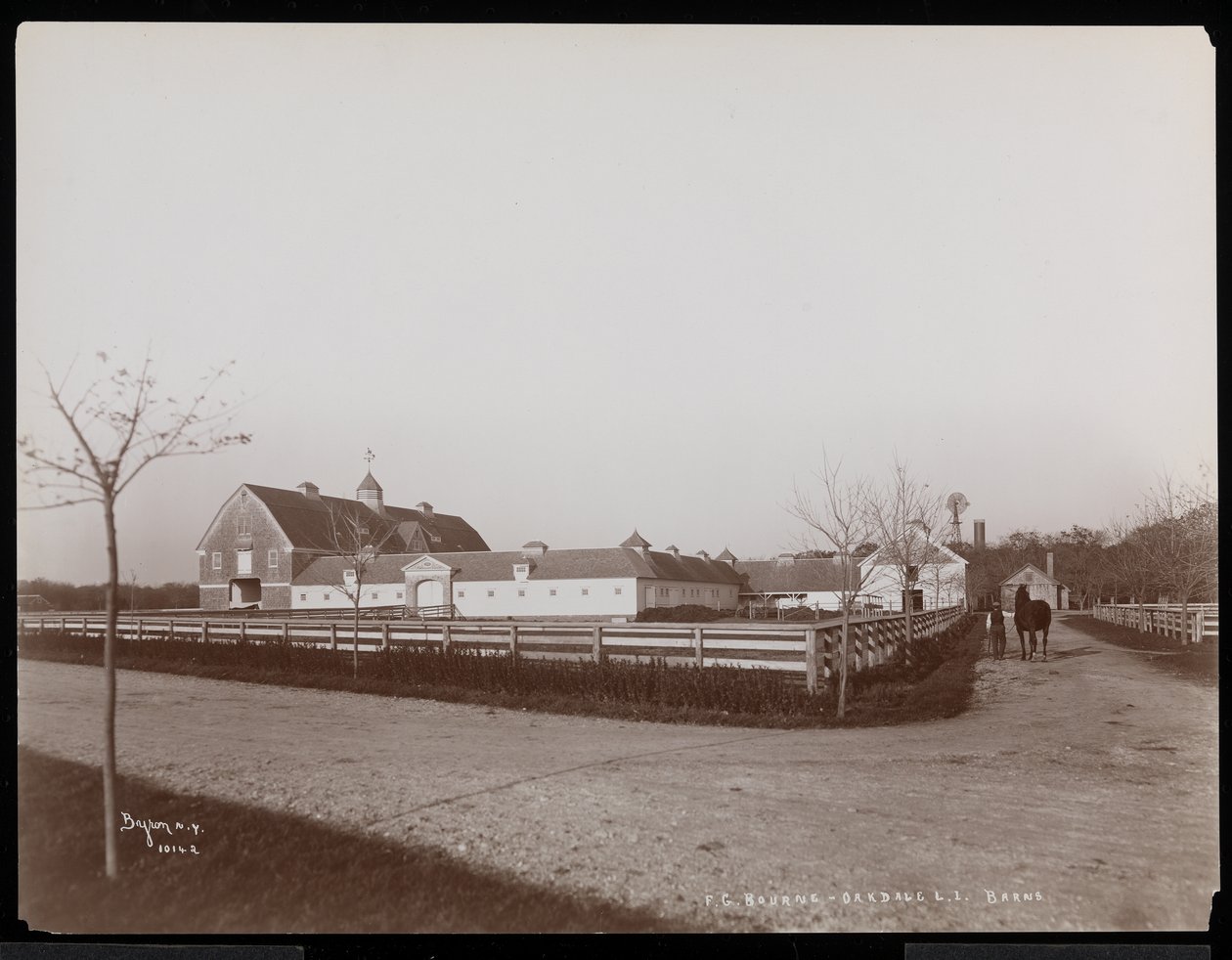 Ladorna på F.G. Bournes egendom i Oakdale, Long Island, New York, 1900 (silvergelatintryck) av Byron Company