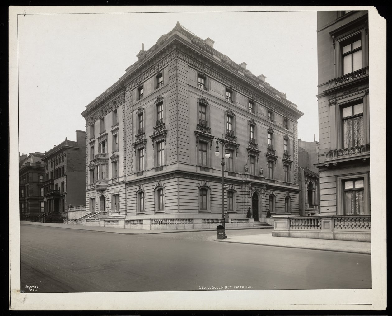 Det andra residenset för George J. Gould på denna plats på 67th Street, New York, 1921 (silvergelatintryck) av Byron Company