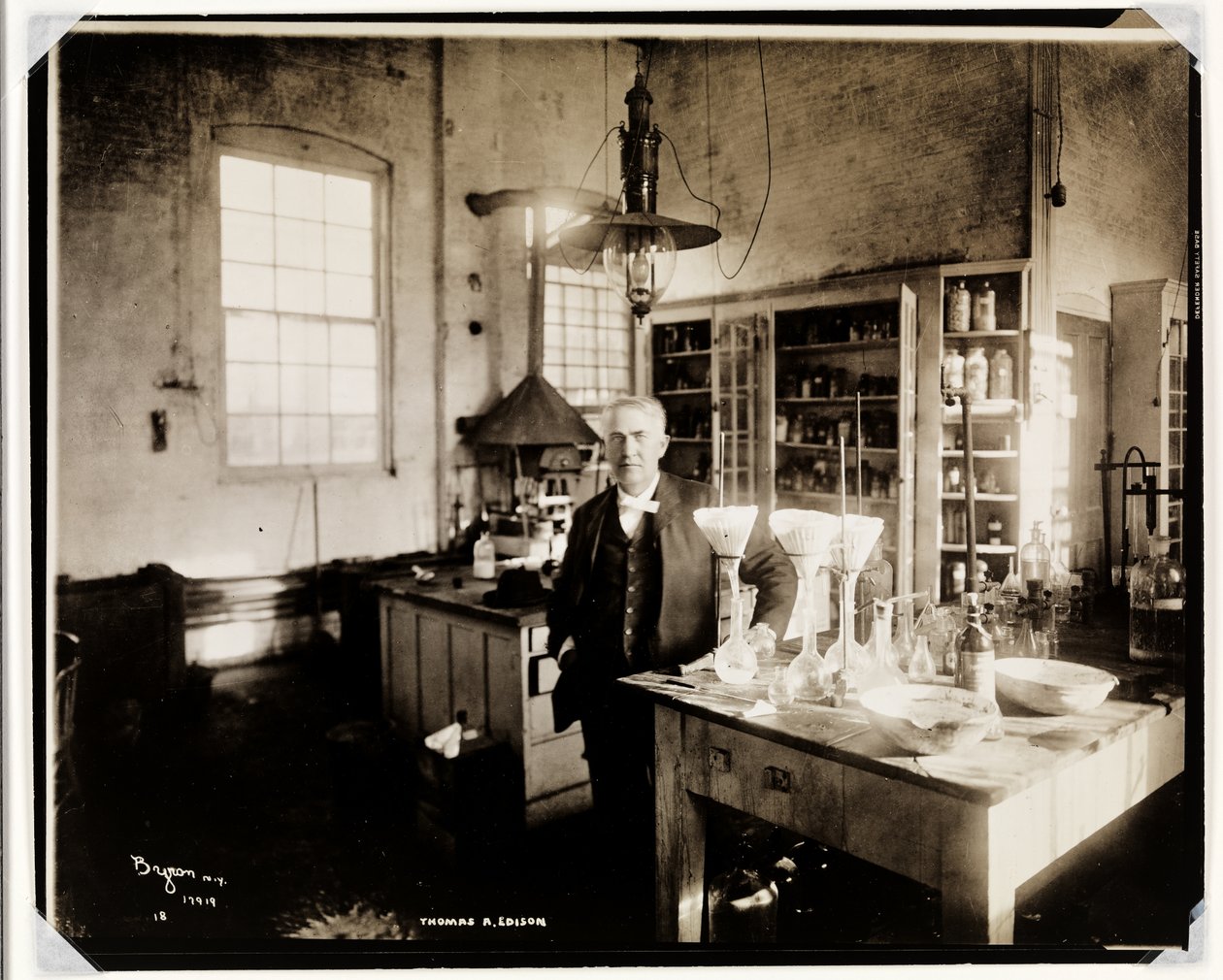 Thomas Edison i sitt laboratorium, 1920 (silvergelatintryck) av Byron Company