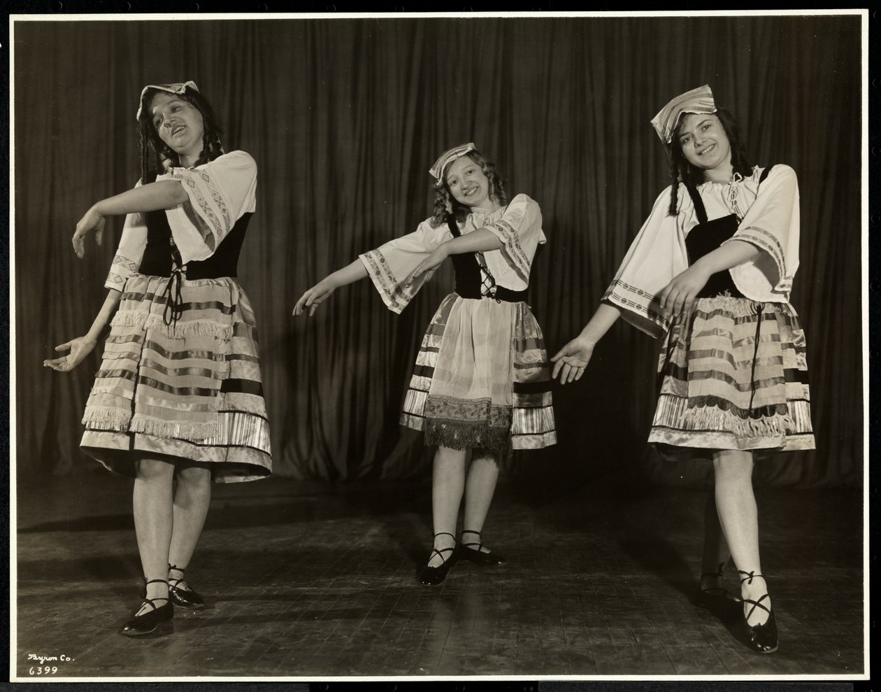 Tre blinda unga kvinnor i kostym dansar på scen i en pjäs på New York Association for the Blind, New York, 1931 (silvergelatintryck) av Byron Company