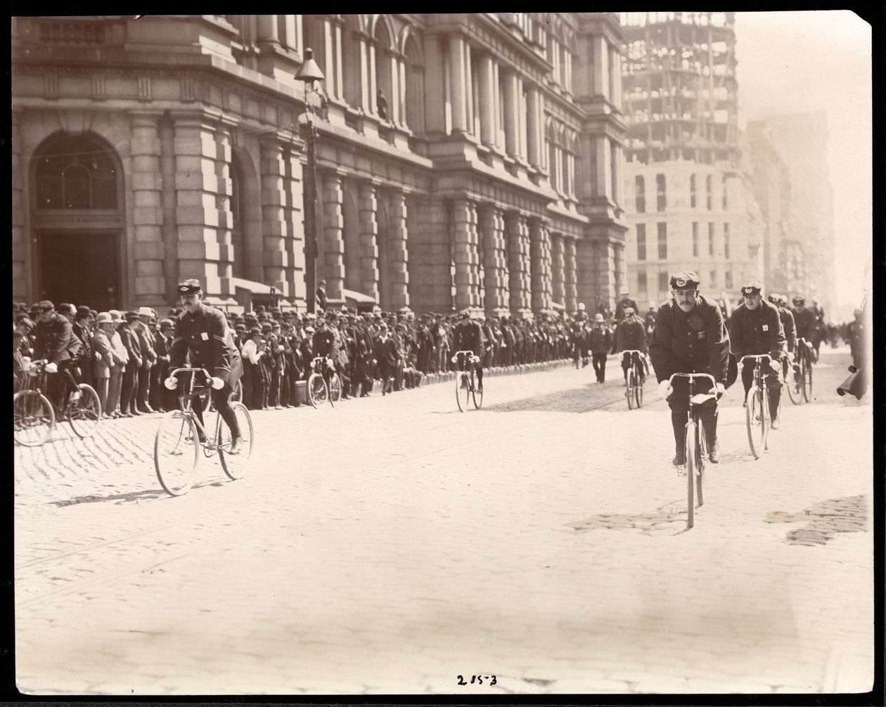 Vy över en grupp militärcyklister (silvergelatintryck) av Byron Company