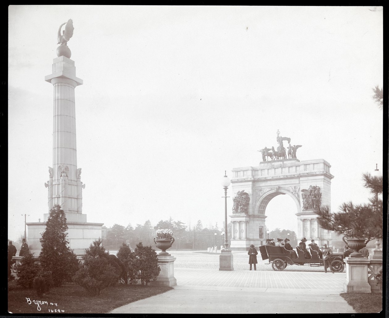 Vy av en hästvagn vid ingången till Prospect Park, Brooklyn, 1903 (silvergelatinprint) av Byron Company