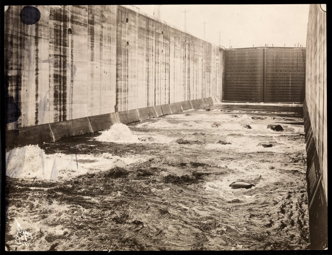 Utsikt över ett lås under byggandet av Panamakanalen, 1913 (silvergelatintryck) av Byron Company