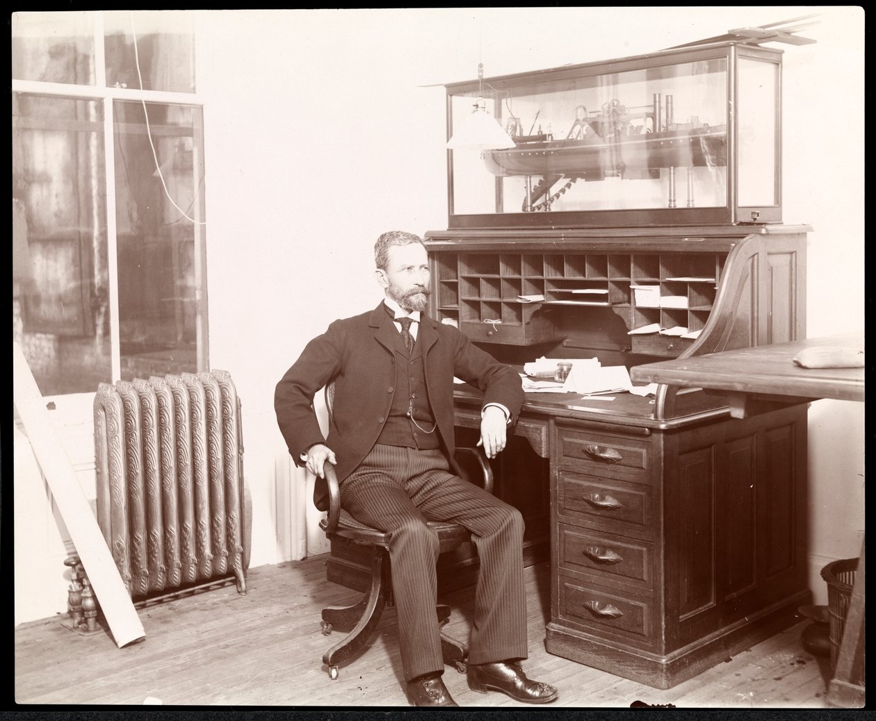 En man vid ett skrivbord, troligen en del av Nicaragua kanalkommission, Nicaragua, 1902 (silvergelatintryck) av Byron Company