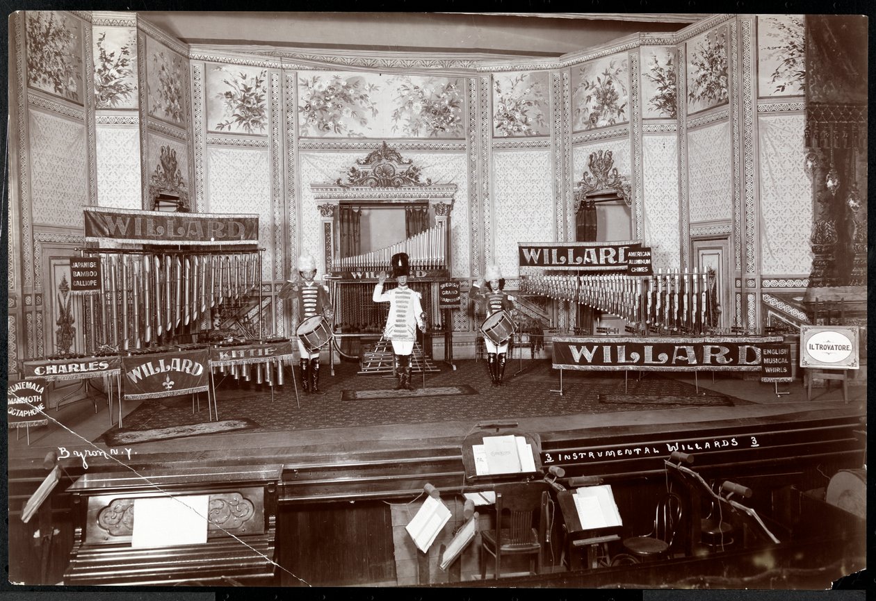 View of the Instrumental Willards, i kostym på en utstuderad scen fylld med unika musikinstrument, New York, 1907 (silvergelatintryck) av Byron Company