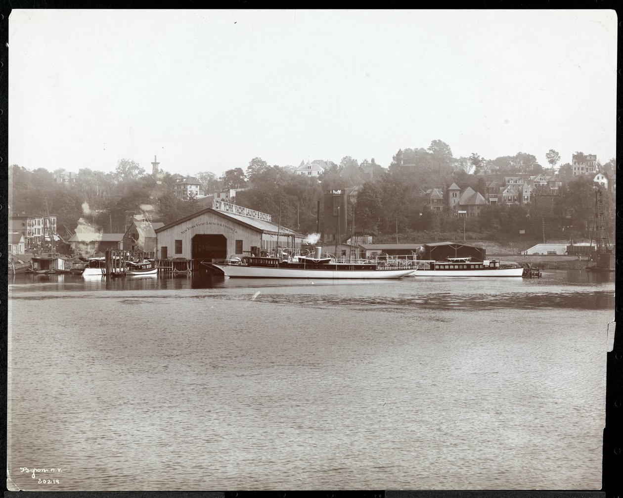 Vy över piren och båtfabriken vid New York Yacht, Launch und Engine Co. på Harlem River, New York, 1905 (silvergelatintryck) av Byron Company