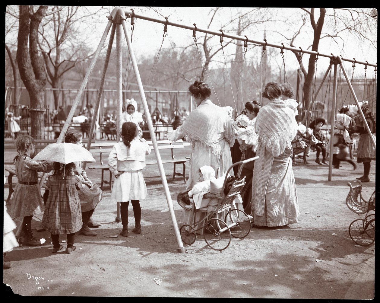 Kvinnor och barn vid gungan på Arbor Day, Tompkins Square Park, New York, 1904 (silvergelatintryck) av Byron Company