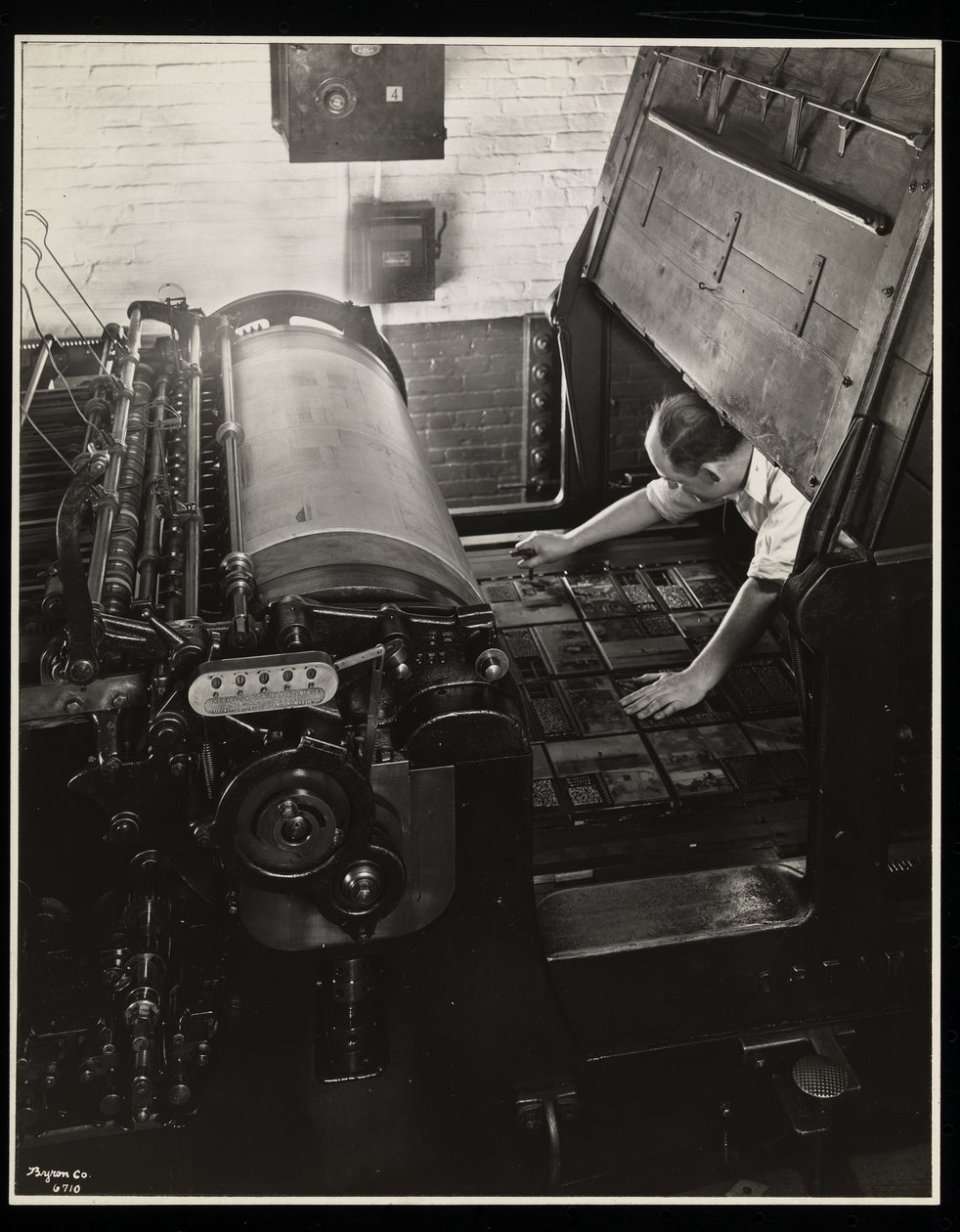 Arbetar på en Meihle-press på Unz und Co., 24 Beaver Street, New York, 1932 (silvergelatintryck) av Byron Company
