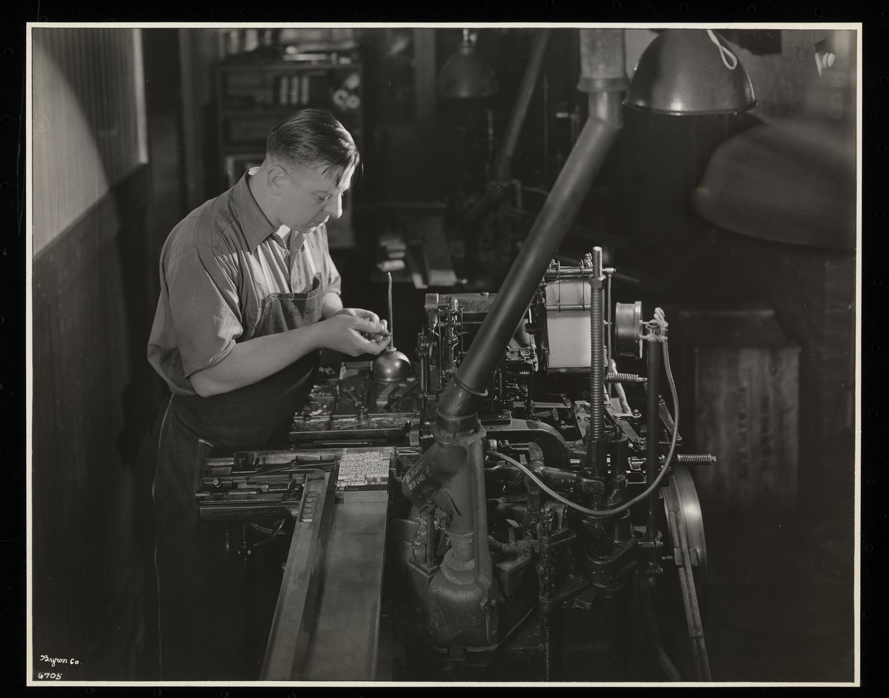 Arbetar på en monotypimaskin hos Unz und Co., 24 Beaver Street, New York, 1932 (silvergelatinprint) av Byron Company