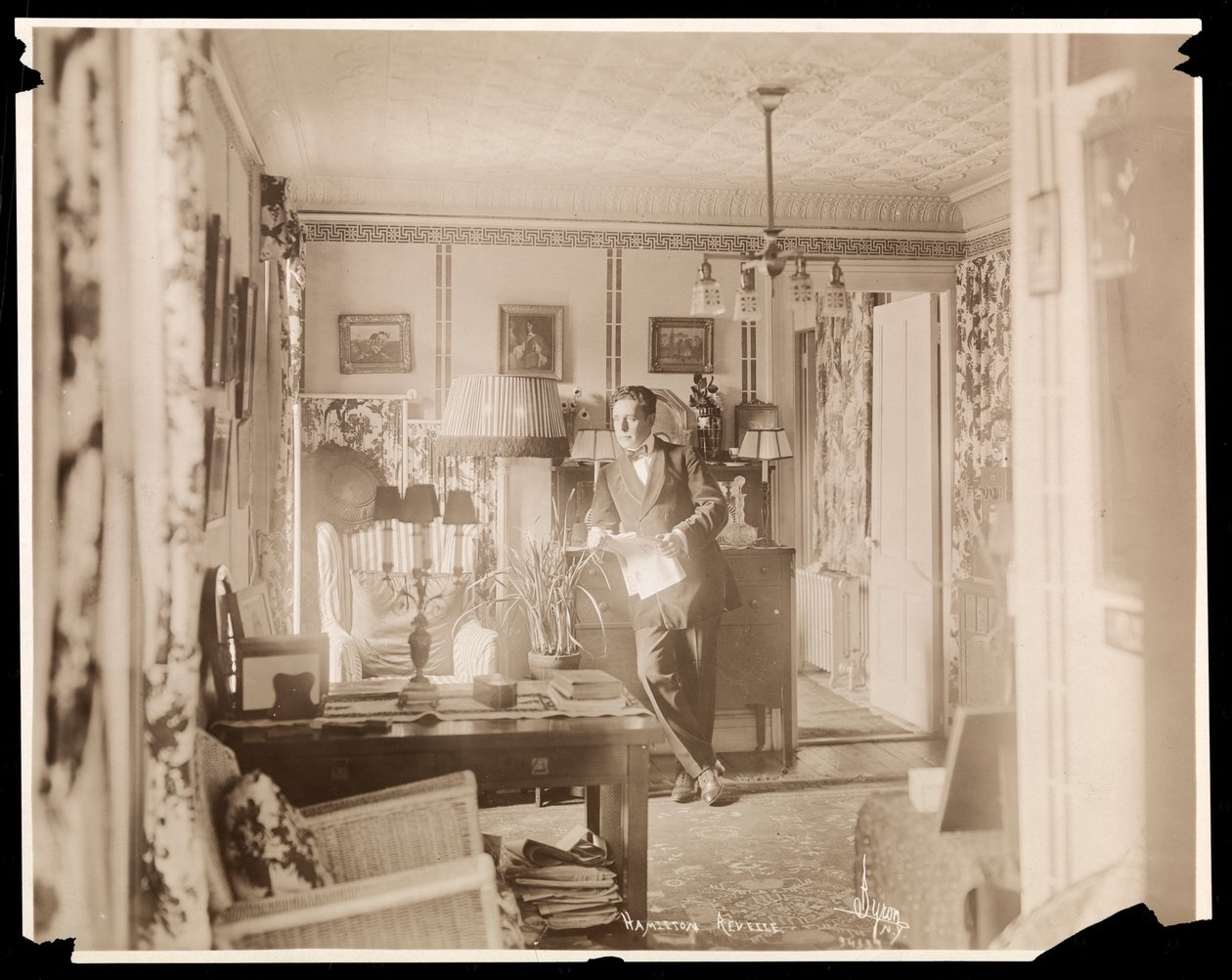 Hamilton Revelle (silvergelatintryck) av Byron Company