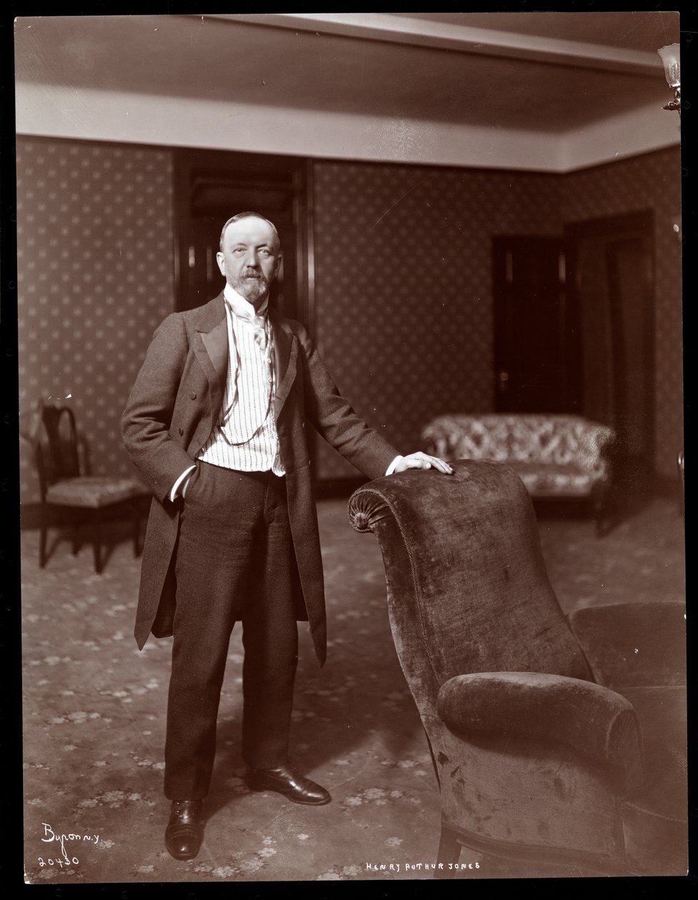 Henry Arthur Jones, 1905 (silvergelatintryck) av Byron Company