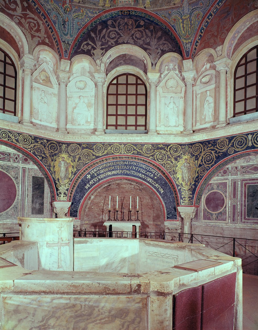 Absiden med dopfunten av Byzantine