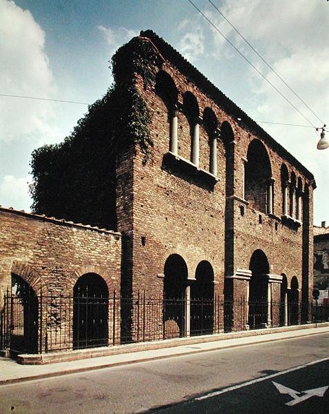 Fasad av Theodoric Palace av Byzantine School