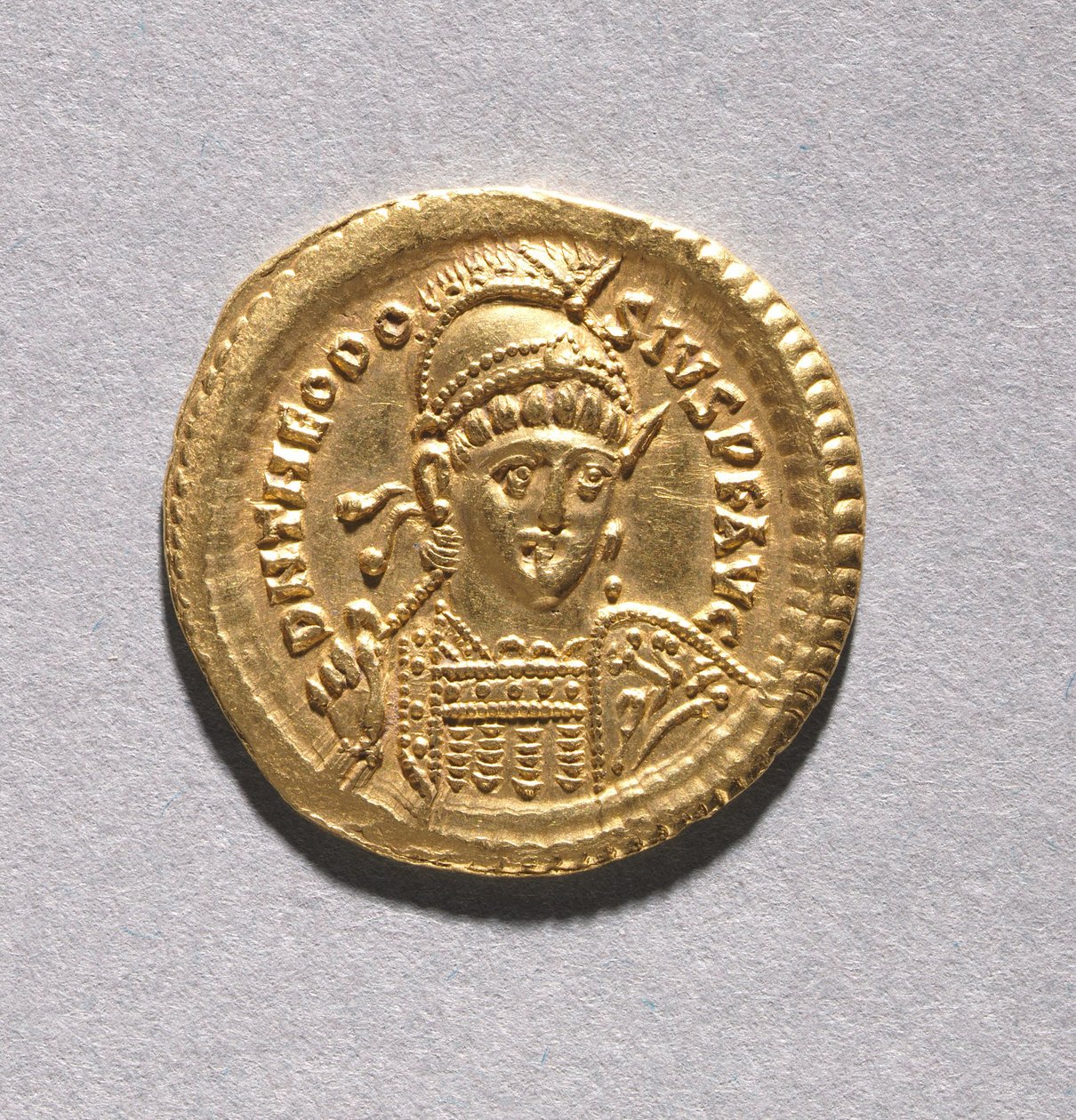 Solidus av Theodosius II och Valentinianus III av Byzantine