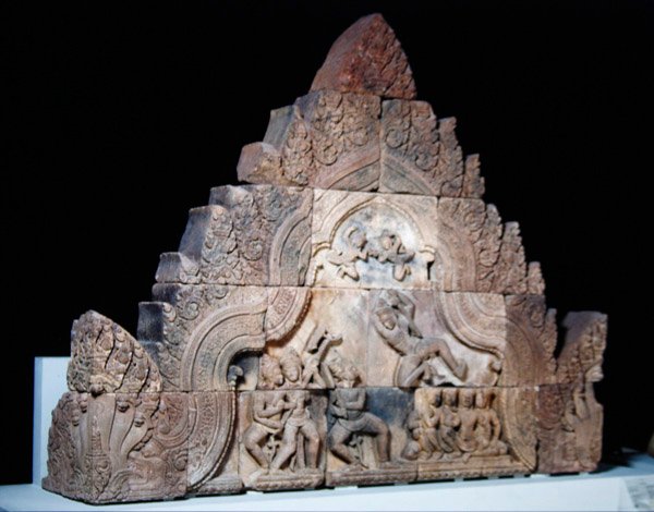 Piedestal från en gopura från Banteay Srei, Kambodja, c.967 (sandsten) av Cambodian School