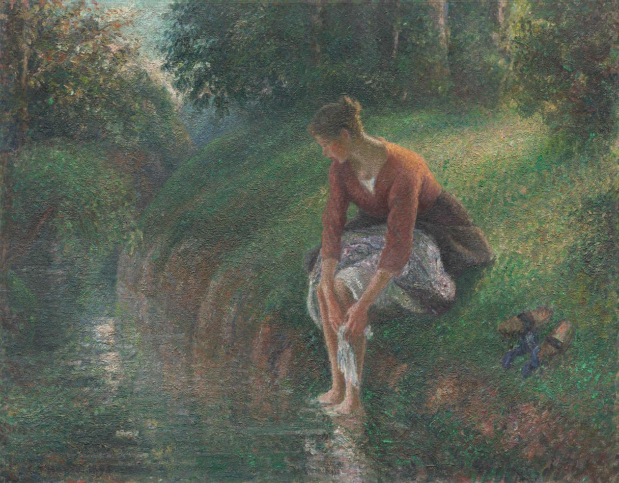 Kvinna badar fötterna i en bäck av Camille Pissarro