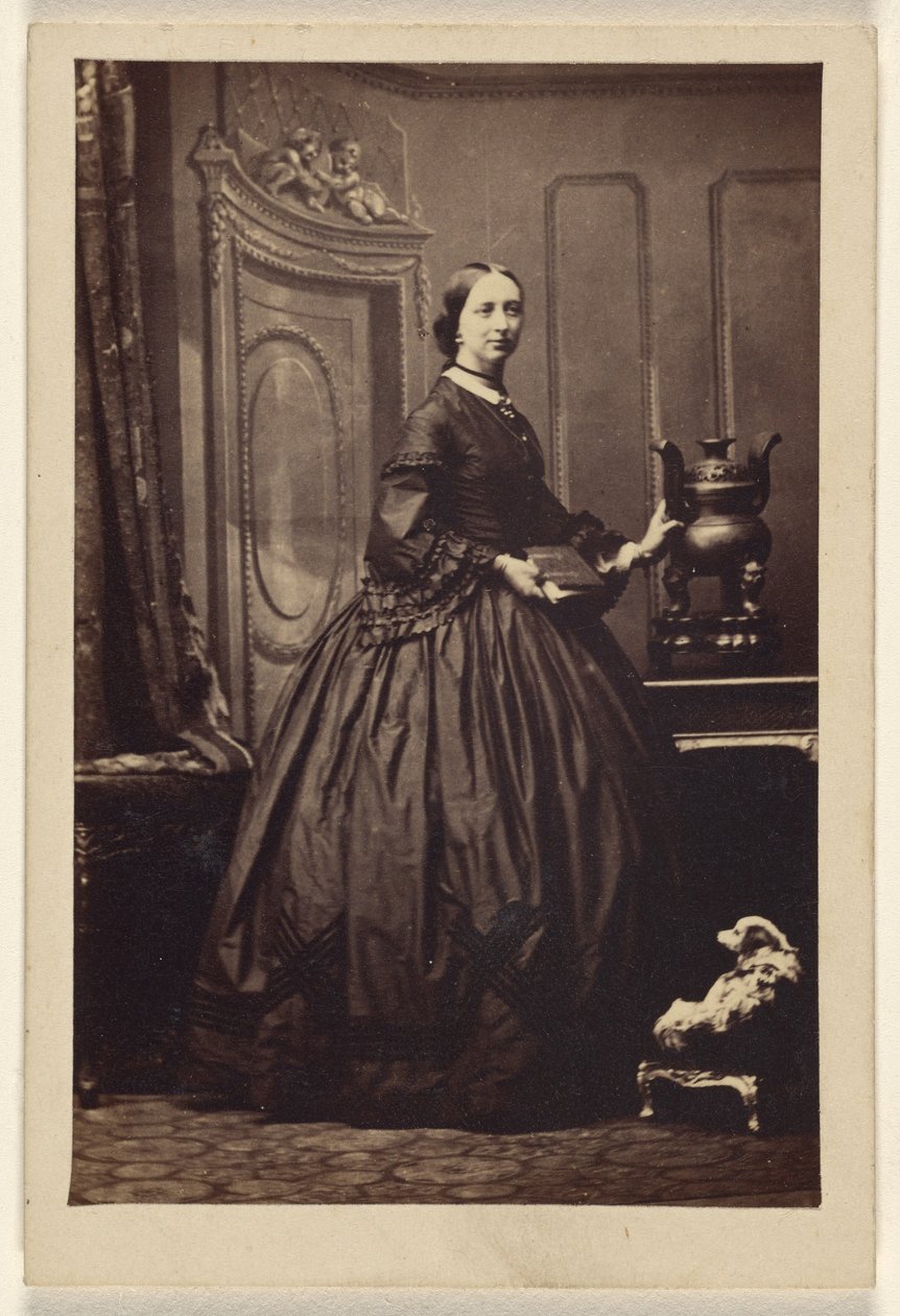 [Oidentifierad kvinna som håller i en bok, stående] av Camille Silvy