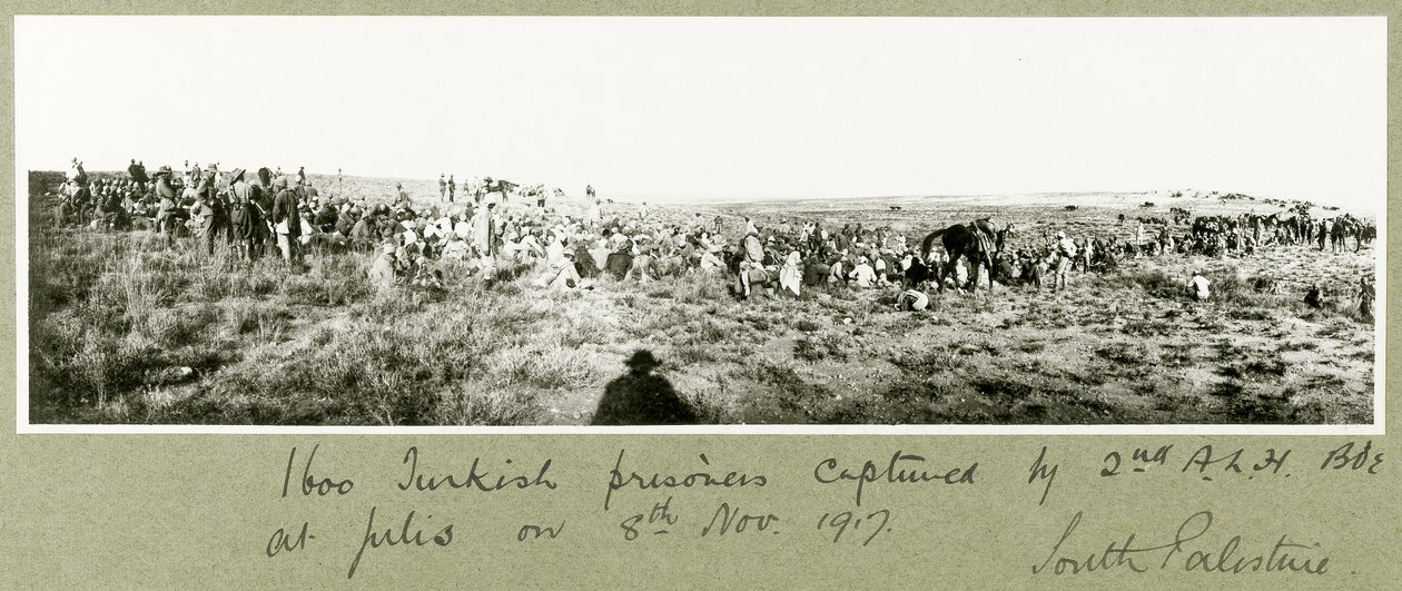 1600 turkiska fångar som tillfångatogs av 2:a A.L.H. Brigaden den 8 november 1917. av Capt. Arthur Rhodes