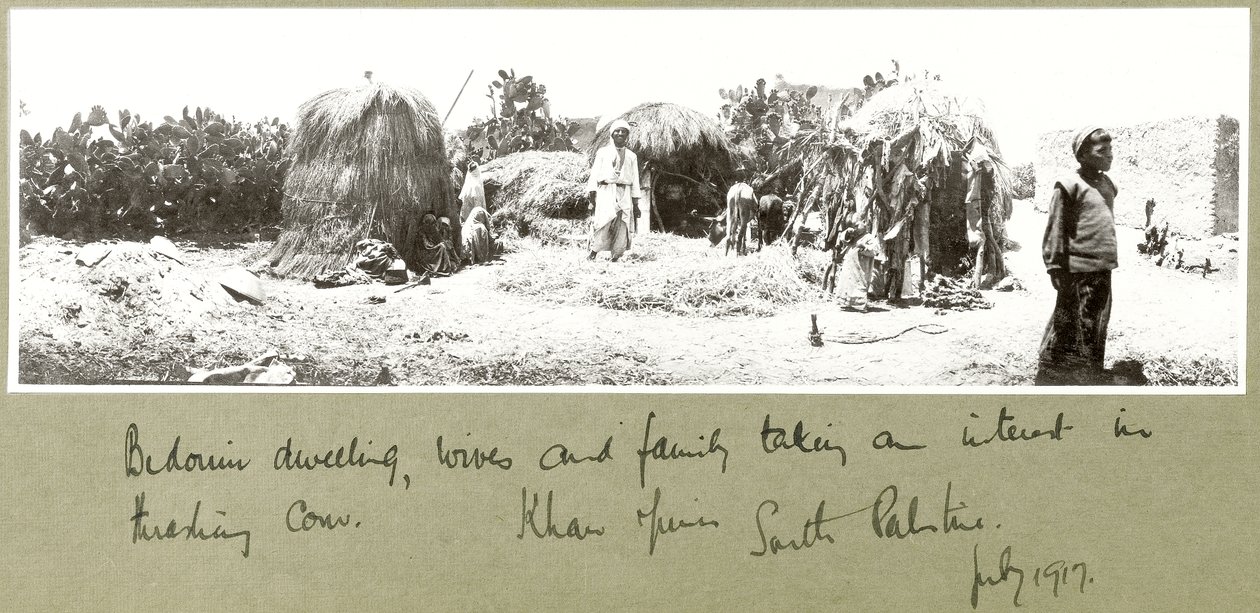 Beduinfamilj och bostad, Khan Yunis, juli 1917 av Capt. Arthur Rhodes