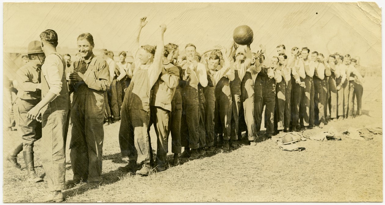 Men Standing in Lines Passing a Ball Over Their Heads To the People Behind Them av Carl Michel