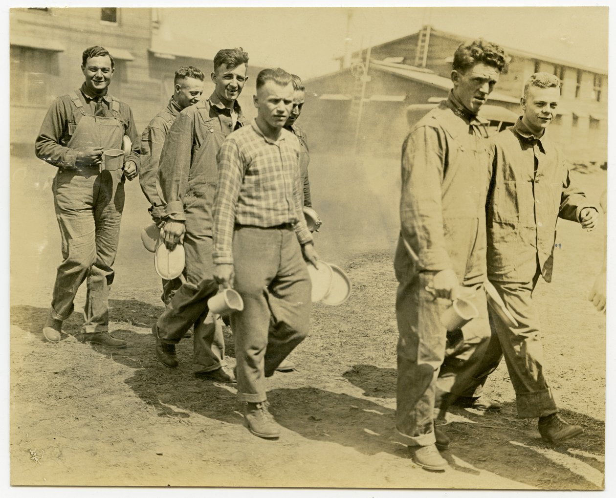 Seven Men Walking Down a Dirt Road Holding Mess Kits and Mugs av Carl Michel