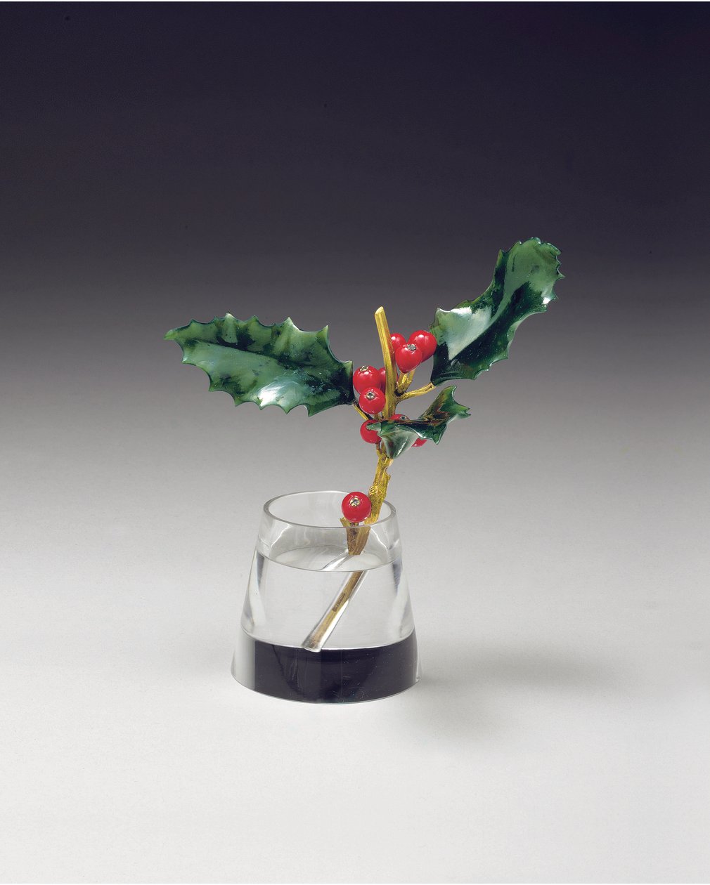Holly spray i en avsmalnande vas, ca 1890 av Carl Fabergé