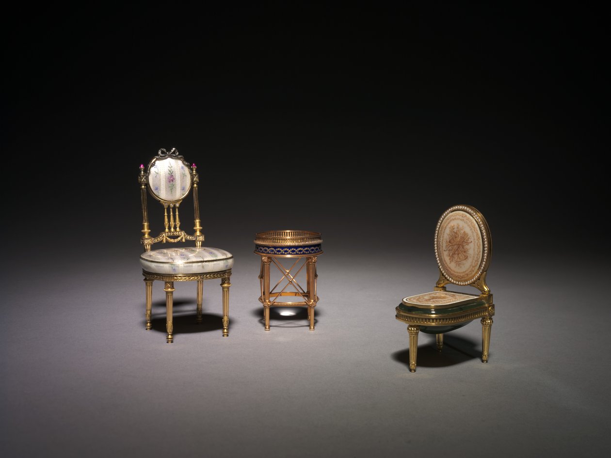 Miniatyrstol, kompass och miniatyrbidé av Carl Fabergé