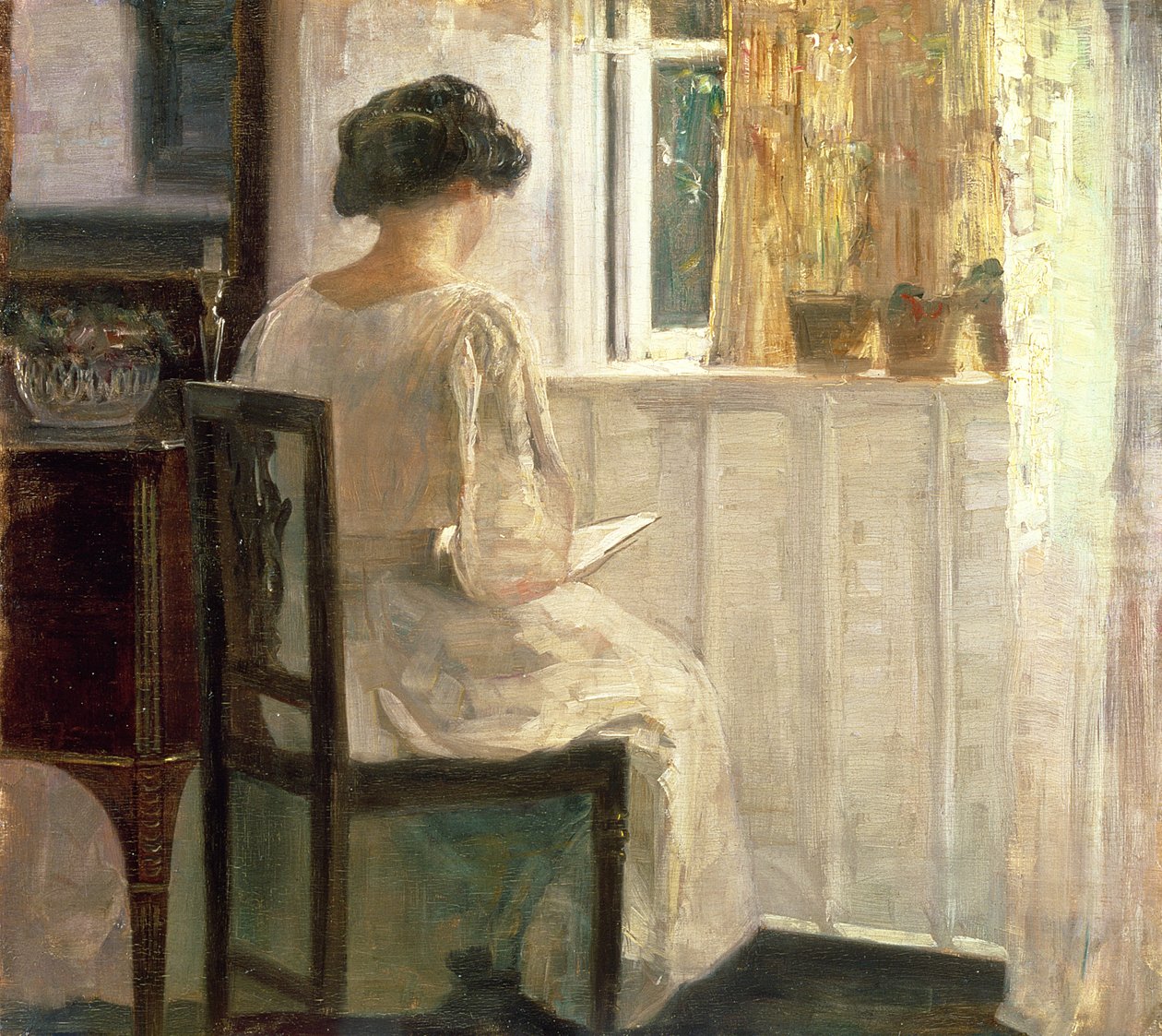Flicka som läser i ett solbelyst rum av Carl Holsoe