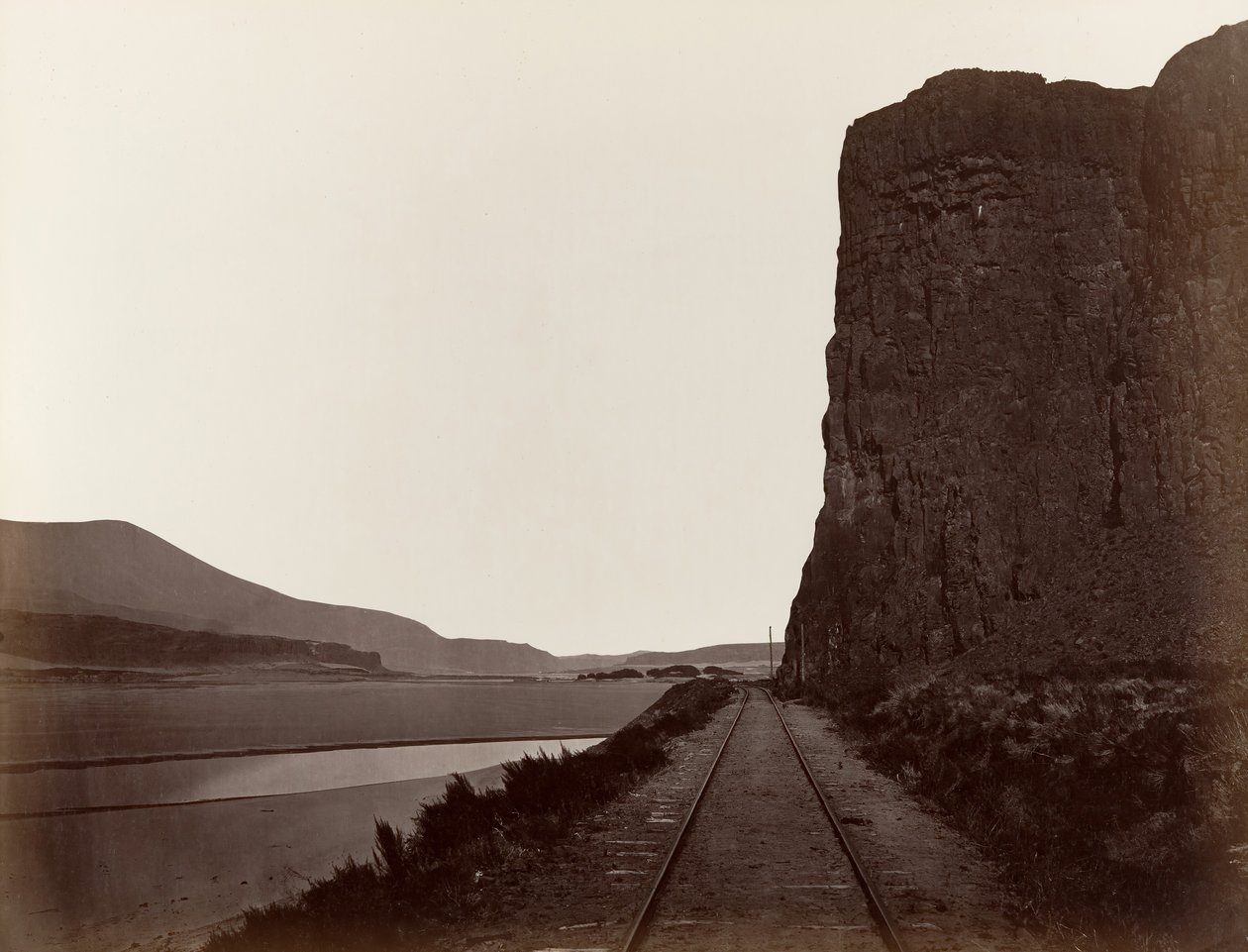 Kap Horn nära Celilo, 1867. av Carleton Emmons Watkins