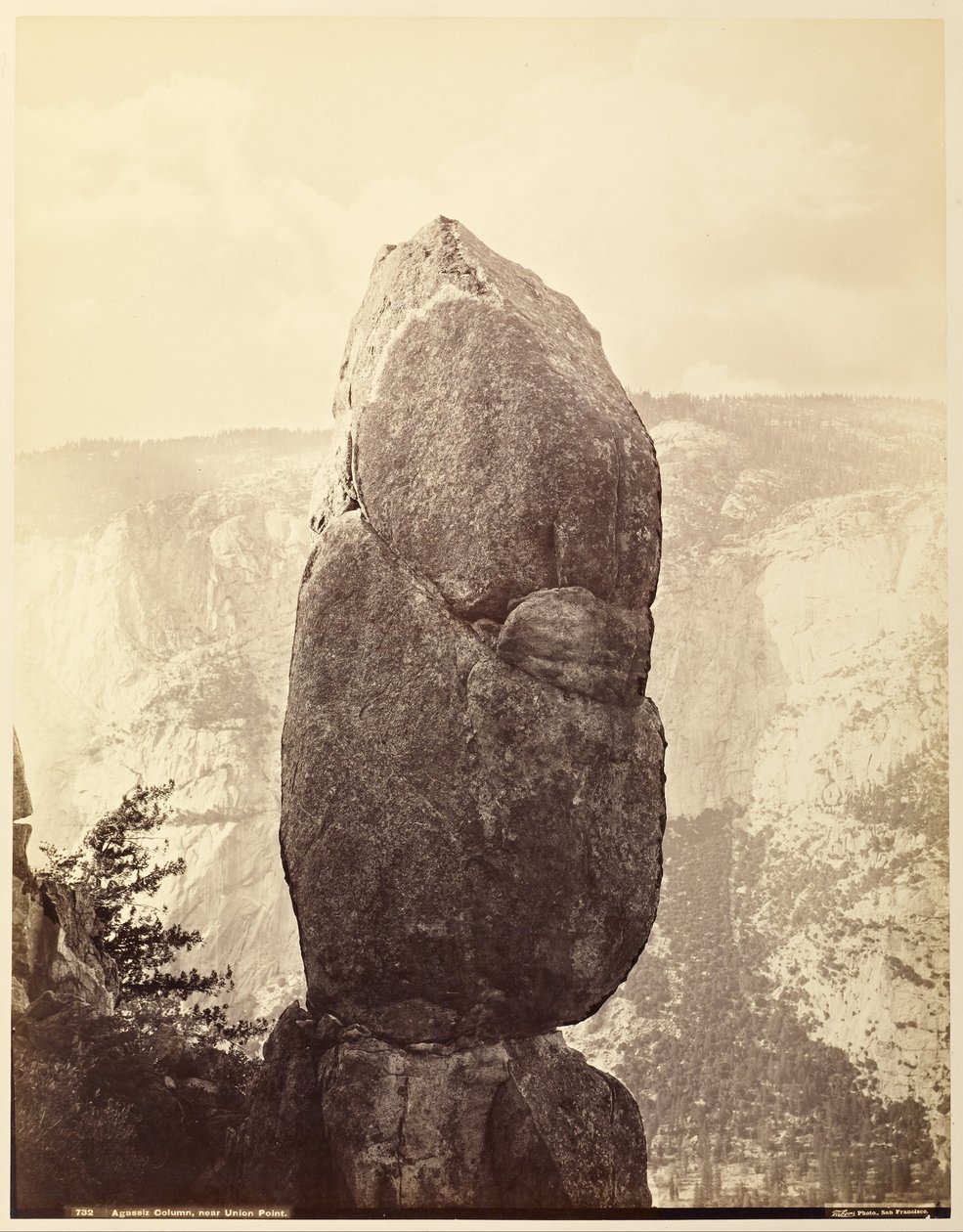 Agassiz Column, nära Union Point av Carleton Watkins