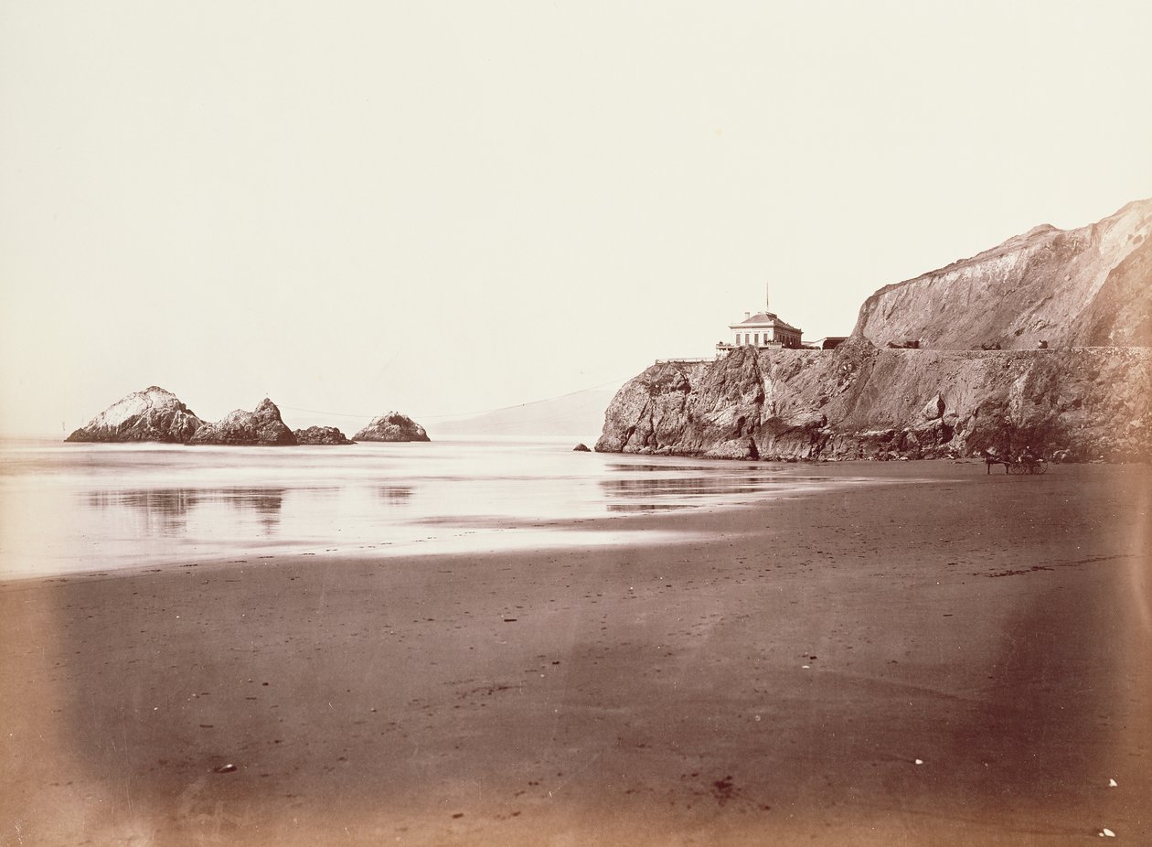 [Klipphuset från stranden] av Carleton Watkins
